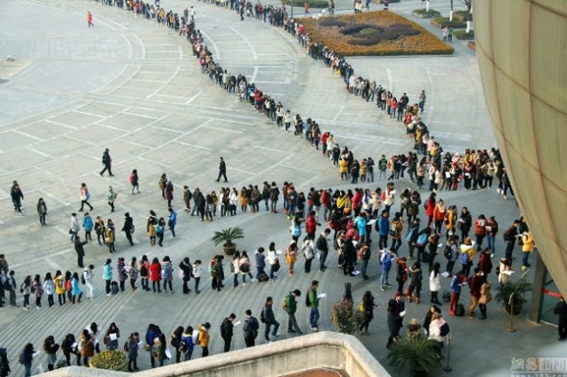 You’ll never guess what these Chinese students are lining up for!