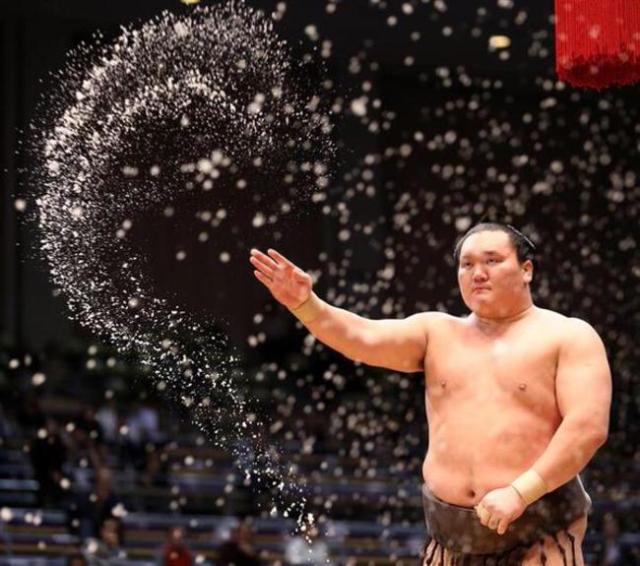 What do sumo wrestlers have in common with Tinker Bell?