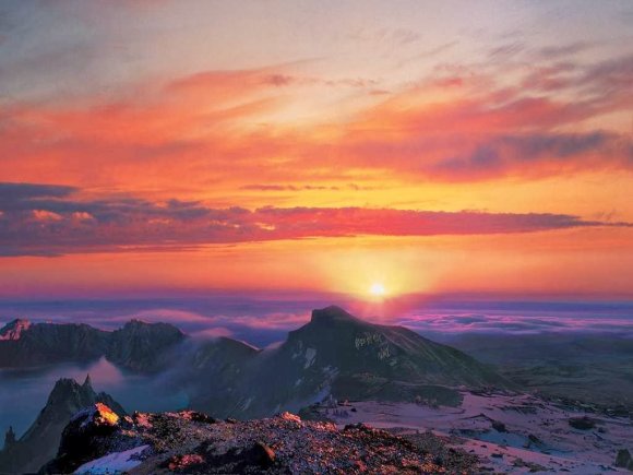 this-is-mt-paekdus-sunrise-paekdu-is-an-active-volcano-that-borders-north-korea-and-china