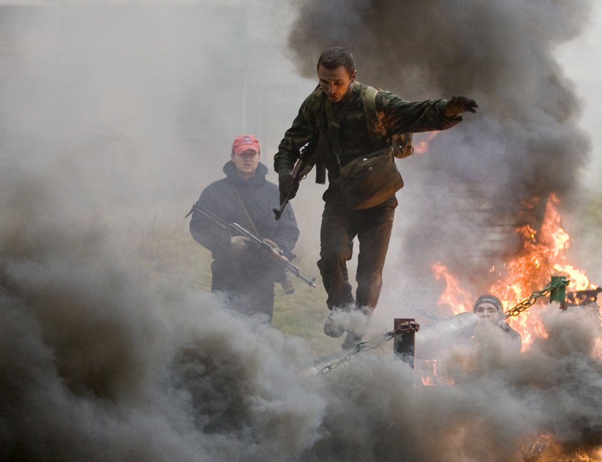 another-belarusian-special-forces-member-tests-his-balance-walking-over-smoke-bombs-and-fires