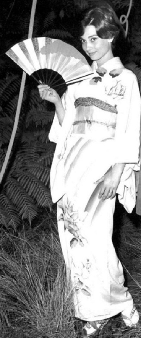 Radiant photos of Audrey Hepburn, legendary singer wearing kimono