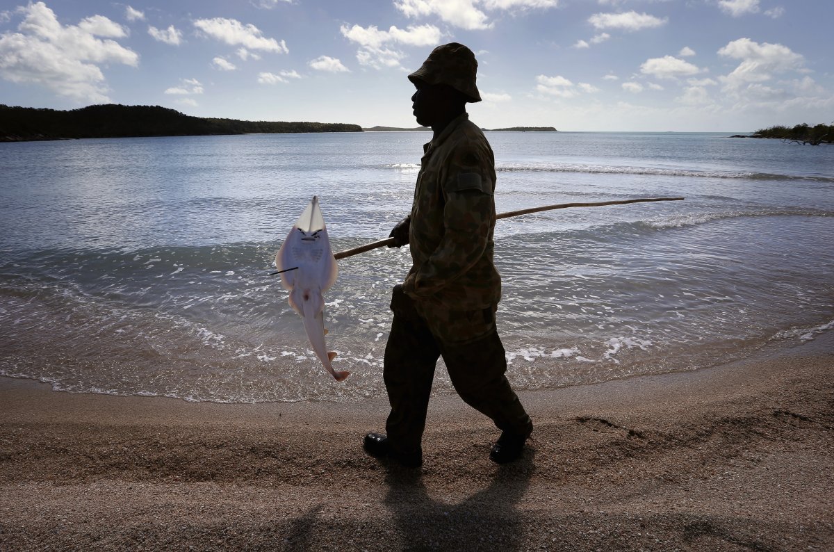 australia-north-west-mobile-force-employs-aboriginal-skills-to-patrol-the-desert-of-western-australia-and-the-northern-territory-for-this-reason-its-soldiers-learn-survival-skills-like-spear-fishing