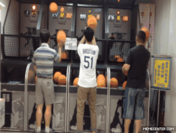 Dual-wielding free thrower masters the game of arcade basketball 【Video】