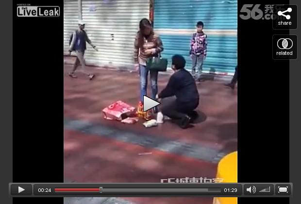 Husband gets swindled, wife publicly unleashes her wrath upon him 【Video】