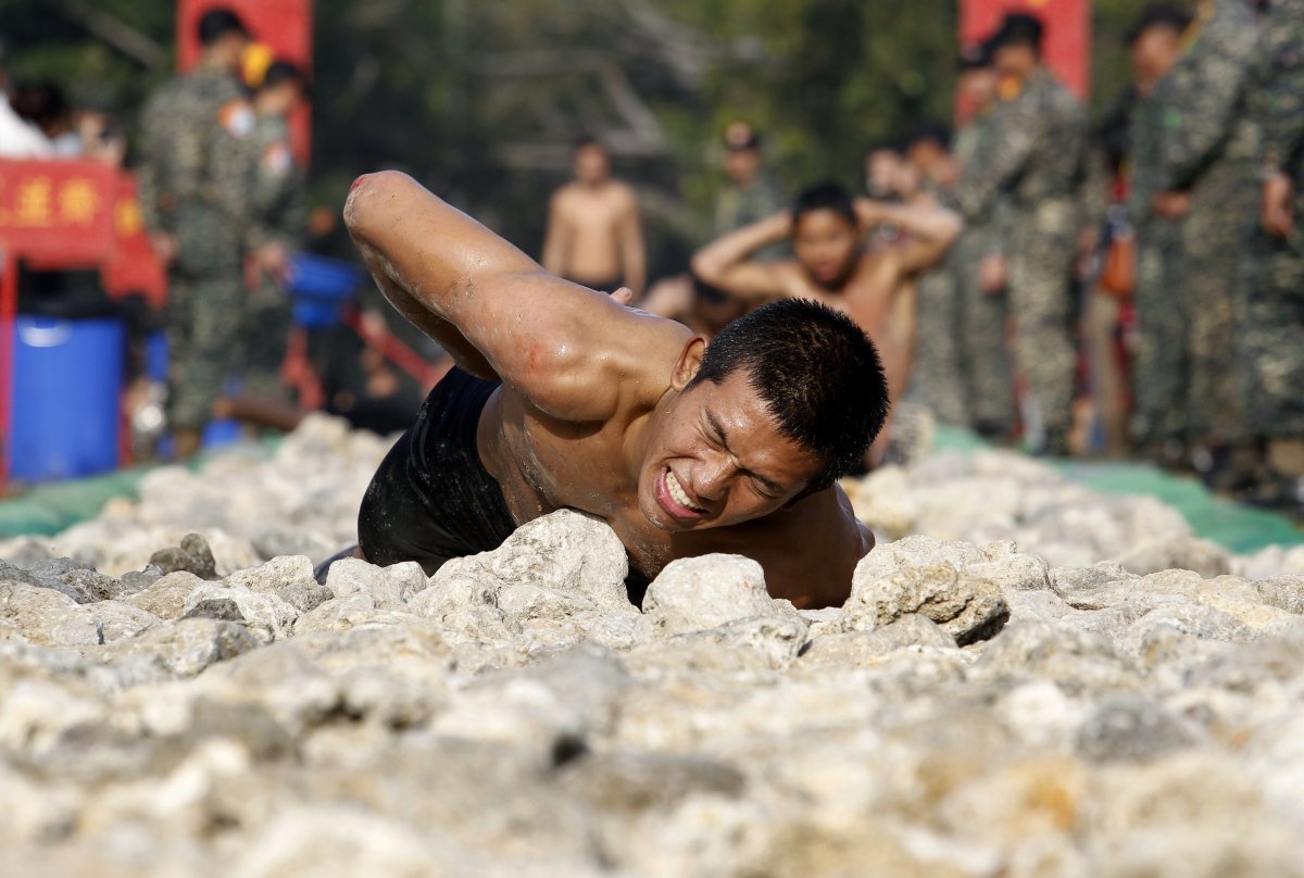 taiwanese-marines-have-to-crawl-through-a-rocky-pathway-in-front-of-their-fellow-recruits-to-finish-their-training-course