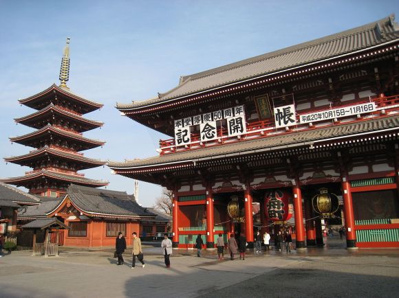 Hozomon_and_pagoda,_Sensoji_Temple,_Asakusa,_Tokyo