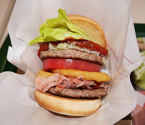 We try the new Tokyo Tower Burger from Mos Burger
