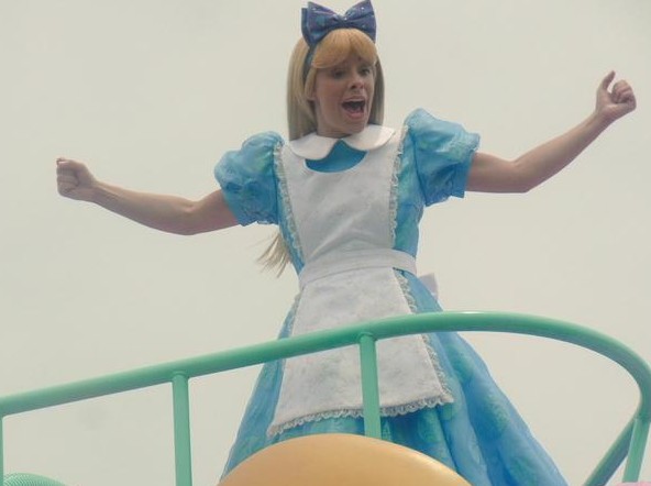 Facepalm News: Japanese Twittersphere thinks Tokyo Disneyland’s Alice might be a (male) imposter