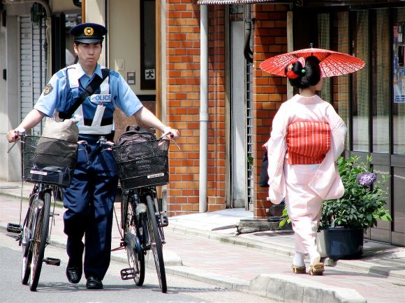 1280px-Police_officer_and_maiko_Mameyuri