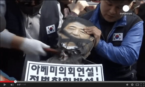 Anti-Japanese protestors “execute” effigy of Prime Minister Abe with ISIS-style beheading 【Video】