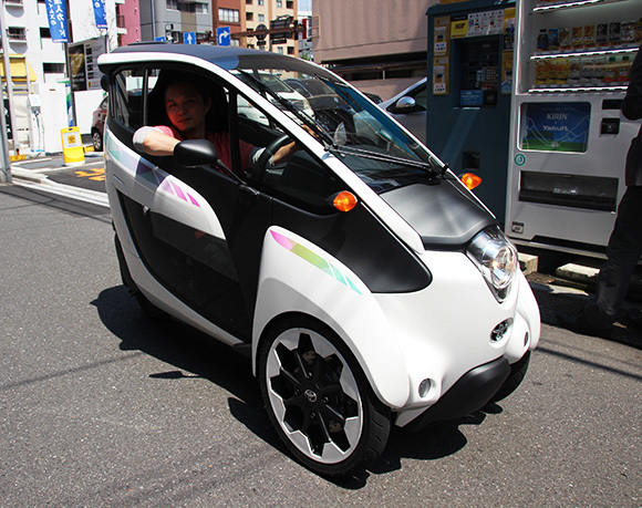 We take the Toyota i-Road electric vehicle out for a spin, find out it’s awesome 【Video】
