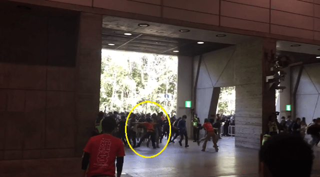 The running of the otaku! Event staffer learns not to get in fans’ way as gates open【Video】