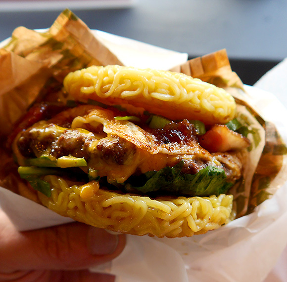 We try deliciously meaty US-style “Inside-Out” ramen burgers at Ramen Burger Tokyo