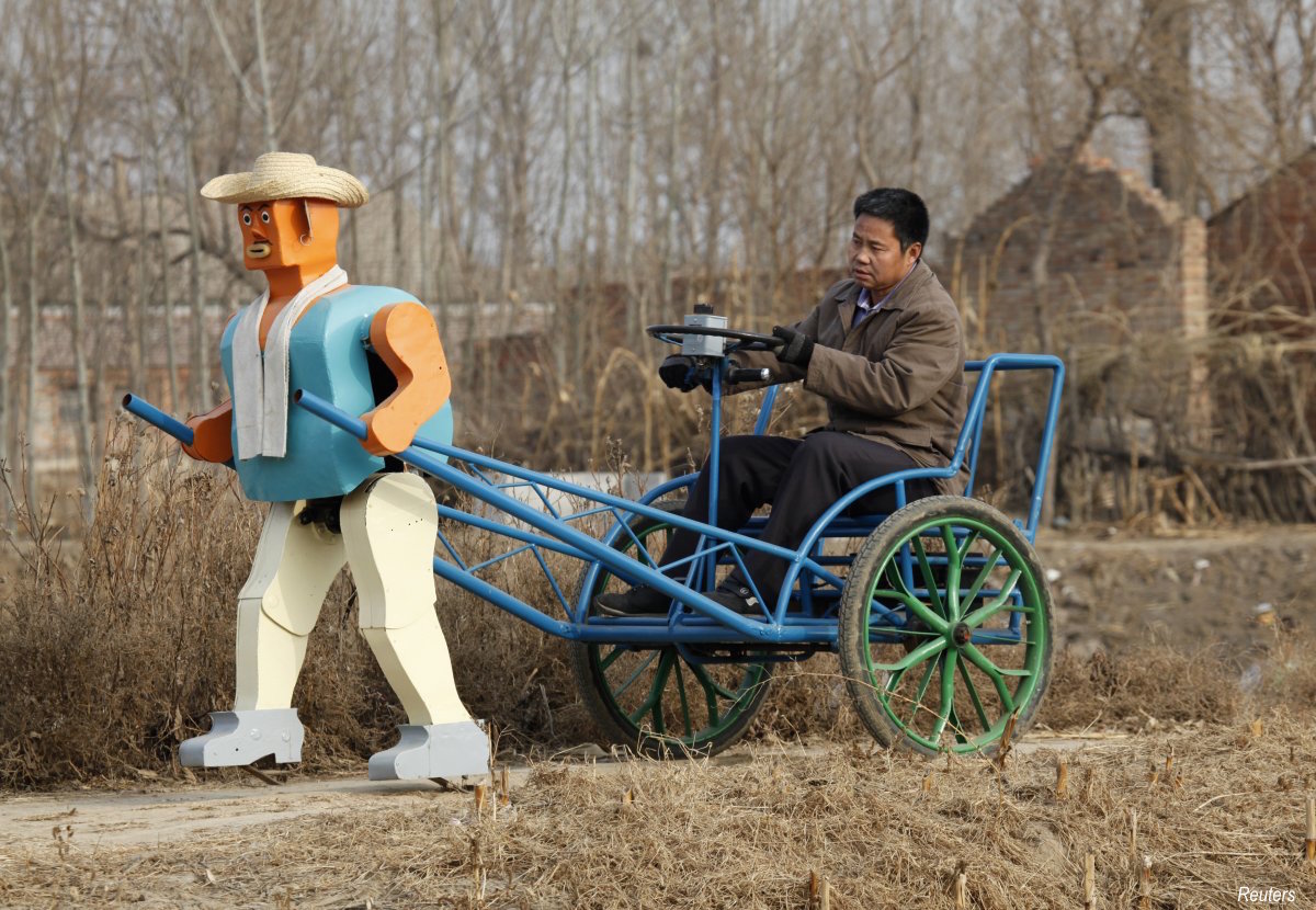 farmer-wu-yulu-started-to-build-robots-in-1986-and-by-2009-he-unveiled-this-rickshaw-that-is-being-pulled-by-a-robot