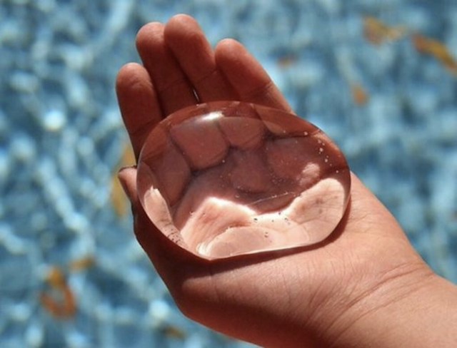 Playing with water: Japanese Twitter user shares how to create jiggly water jelly!