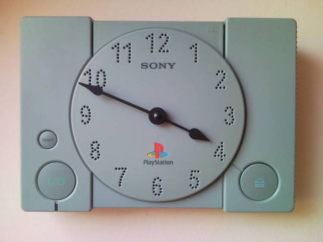 Turn your old PlayStation console into a light-up clock 【How-to】
