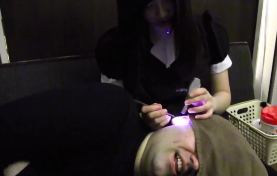 Mimi-kaki: We let a total stranger stick things inside us at an ear-cleaning salon【Video】