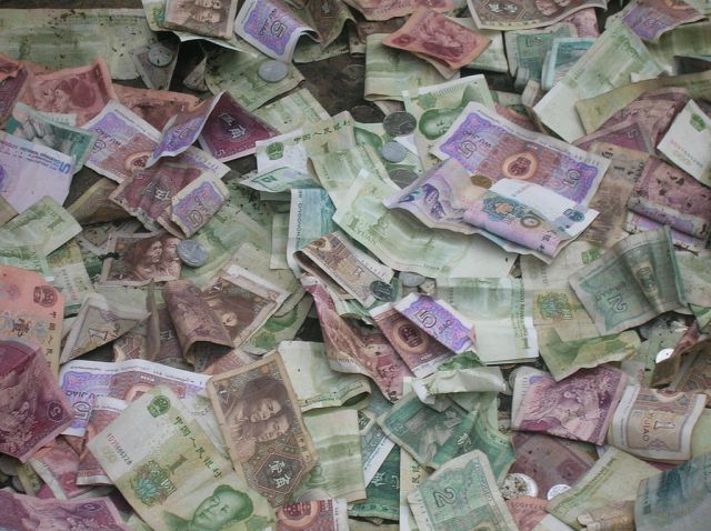Dirty cash: Chinese Yuan filthiest money in Asia, two bank clerks feel full effect