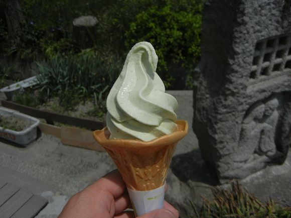 800px-Wasabi_soft_serve_ice_cream