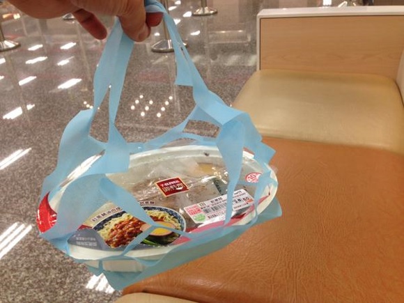 Taiwan’s convenience store bags prevent bento turning sideways, solve all spillage problems