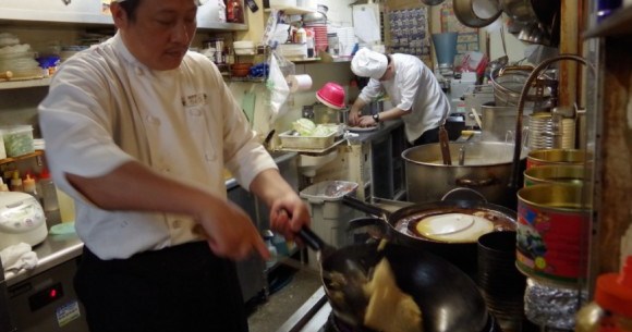 Professional Chinese food chef teaches us how to make the perfect fried ...