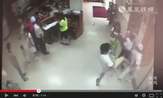 Man tries to cut down Chinese hospital waiting time by sucker kicking nurse in the spine 【Video】