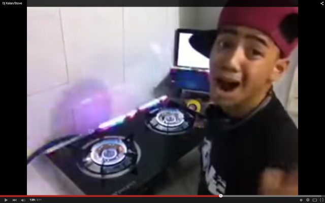 Crazy Filipino DJ literally turns up the heat with his stove “turntable”【Video】