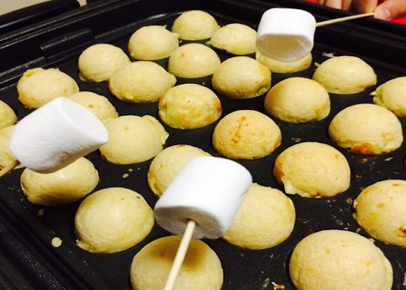 Japan’s really into toasting marshmallows… on a takoyaki maker!