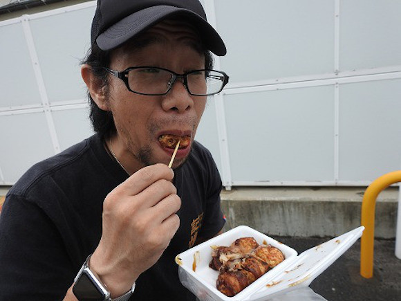 Mr. Sato travels the distance to try 100-yen takoyaki