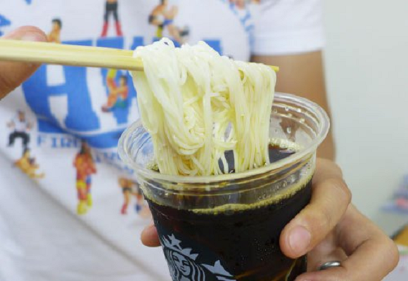 Beat the heat with Japanese somen noodles dipped in Starbucks noodle sauce?!