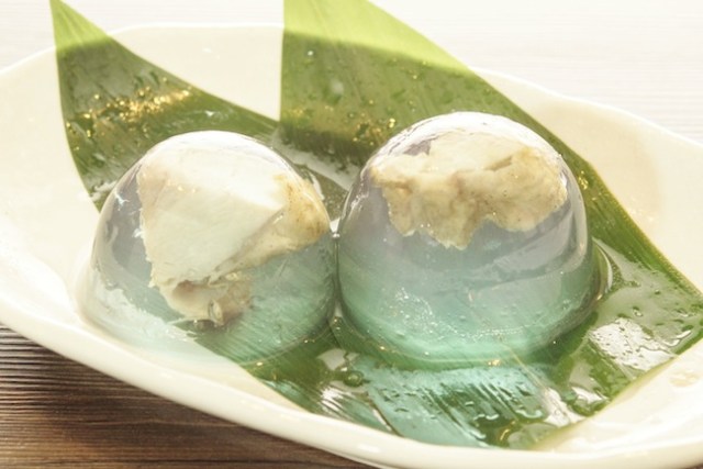 The Zenyaren restaurant in Otemachi offers water jelly for the summer … with chicken inside it!