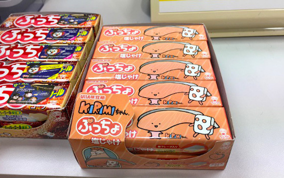 Salmon-flavored Puccho candy – disgusting or delightful? 【Taste test】