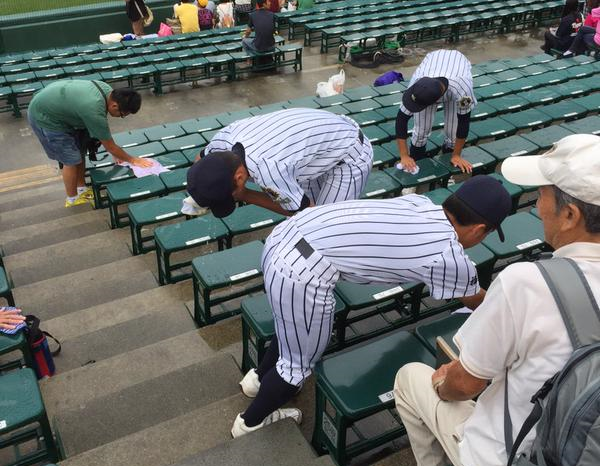 Japanese high school baseball players are all class, immediately clean stadium after road loss