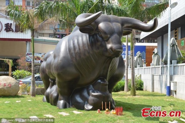 Giant statue of a bull and a bear appears in China, financial district rejoices