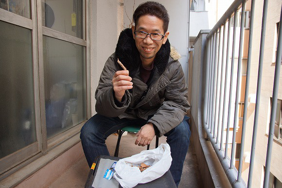 Mr. Sato smokes some dead leaves he found on the street 【Retro Sato】