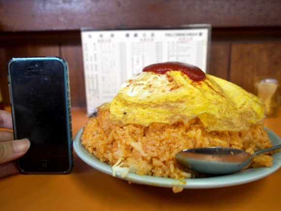 Tokyo restaurant’s crazy huge rice omelet has 600 grams (1.3 pounds) of ...
