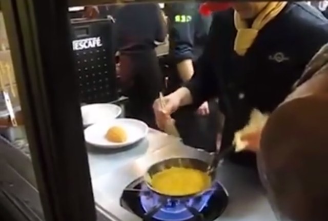 Japanese chef shows off amazing cooking skills with high-flying omelettes 【Video】