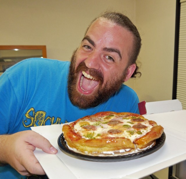 Prank your pizza-loving coworker with a cake that looks just like a pizza 【Photos】