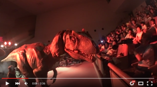 Awesome animatronic dinosaur rampages through crowd at train station in Japan 【Videos】