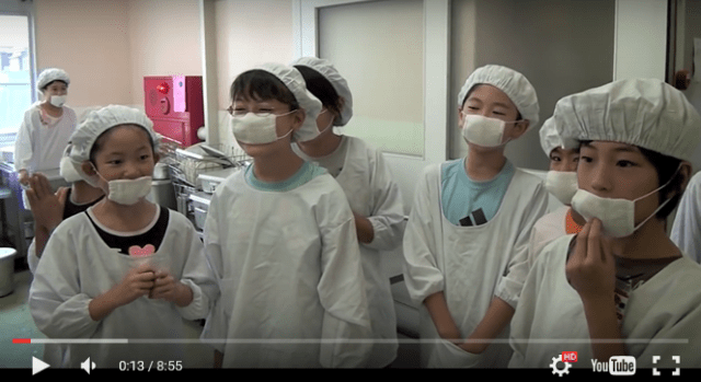In Japanese elementary schools, lunchtime means serving classmates, cleaning the school 【Video】