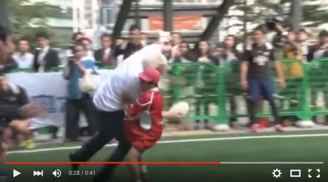London mayor Boris Johnson takes out 10-year-old Japanese kid during fun rugby match【Video】