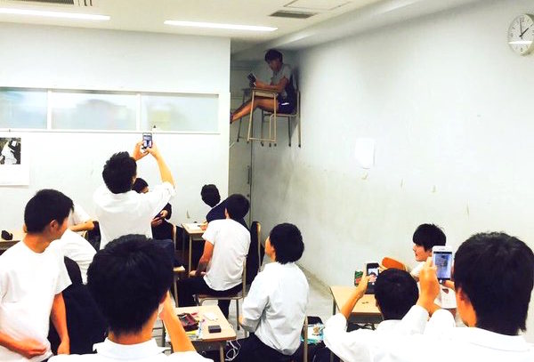 Japanese high school student becomes the talk of the Internet with magic “floating desk” trick