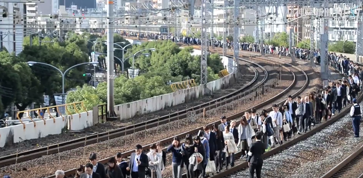 Video shows that in Japan, even the train evacuations are orderly ...