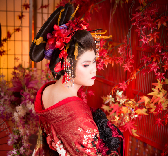 Our male reporter transforms into a beautiful Japanese courtesan at Tokyo photo studio