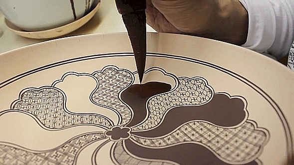 Sweet suspense: Japanese craftsman uses giant brush to fill in detailed ceramic patterns【Video】