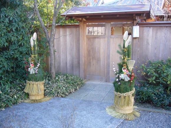 Pair_gate_with_pine_branches_for_the_New_Year,kadomatsu,katori-city,japan