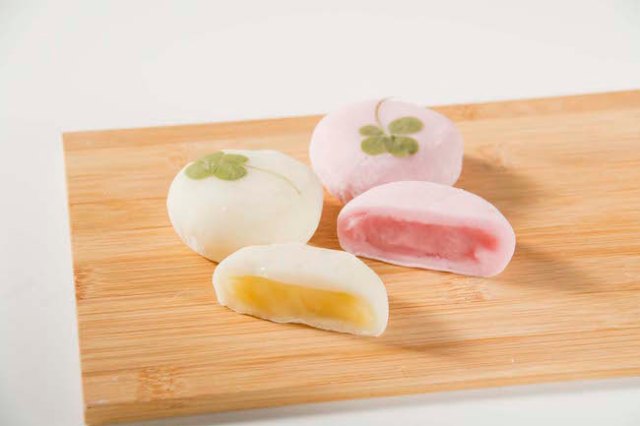 Japanese confection maker offers students support with lucky four-leaf clover rice cakes!
