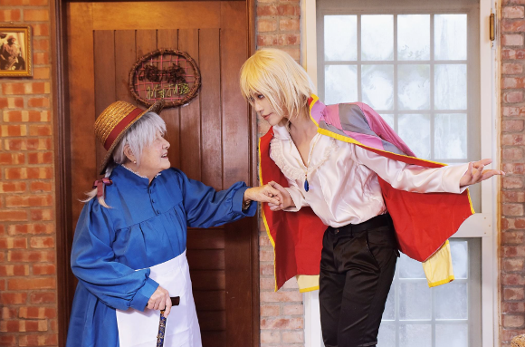 Cosplayer’s grandmother joins photo shoot for most heartwarming Howl’s Moving Castle cosplay ever