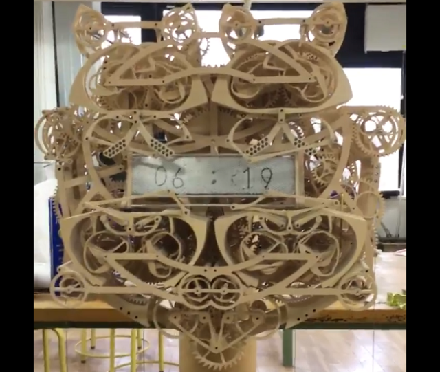 Japanese university student makes stunning wooden clock that literally writes the time 【Video】