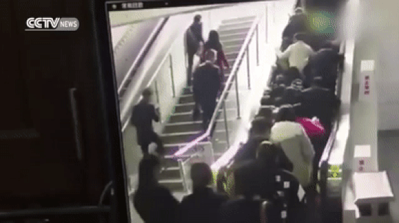 This is what happens when a crowded escalator suddenly reverses【Video】